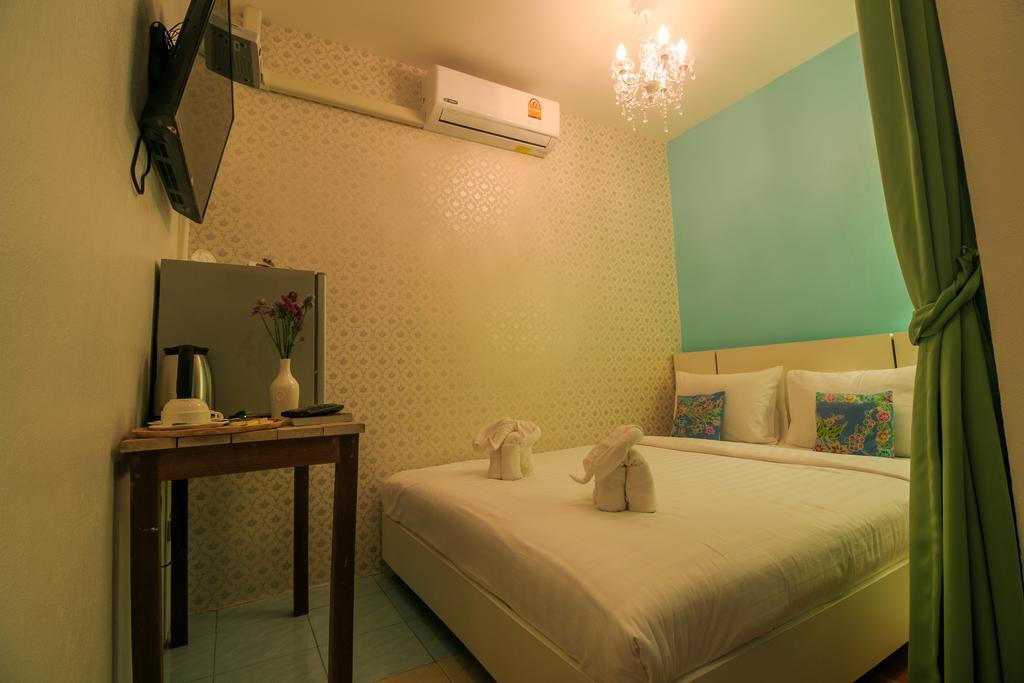 Frog House Bed & Breakfast (Adults Only) Patong ภายนอก รูปภาพ